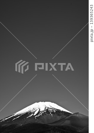 富士山(晴天)中央 4分割 コピースペース モノトーン 1億画素 富士山(晴天)中央 4分割 コピースペース モノトーン 1億画素 139365243