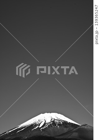 富士山（晴天）中央　4分割　コピースペース　モノトーン　1億画素 139365247