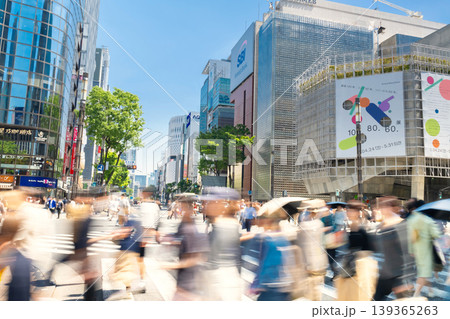 東京・銀座数寄屋橋交差点 混雑する人々 東京・銀座数寄屋橋交差点 混雑する人々 139365263