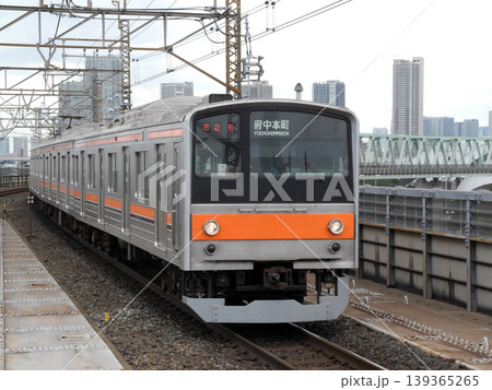 京葉線新木場駅に到着する電車 139365265
