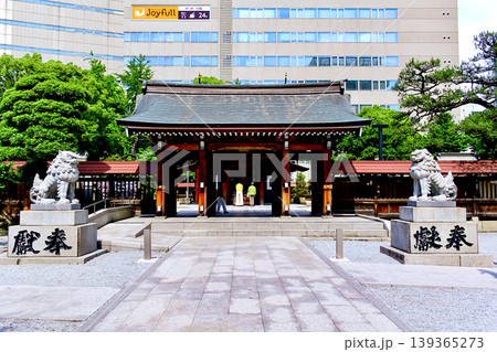 【福岡】初夏の天神　商業ビルに囲まれた警固神社の神門 139365273