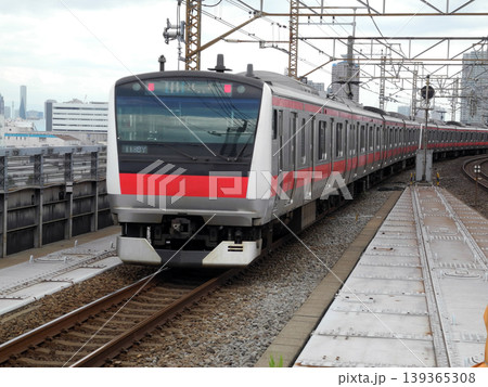 京葉線新木場駅を出発する電車 京葉線新木場駅を出発する電車 139365308