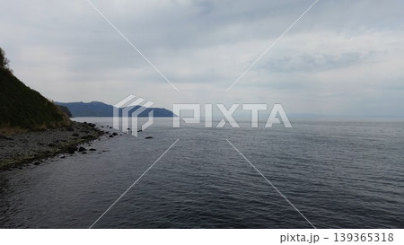北海道石狩市浜益 幌川河口と日本海の海岸風景 ドローン空撮 139365318