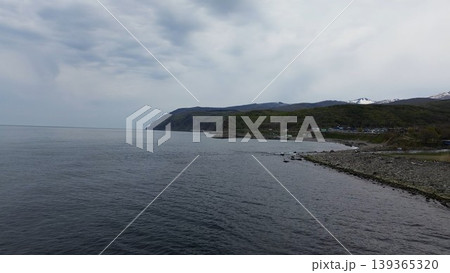 北海道石狩市浜益 幌川河口と日本海の海岸風景 ドローン空撮 139365320