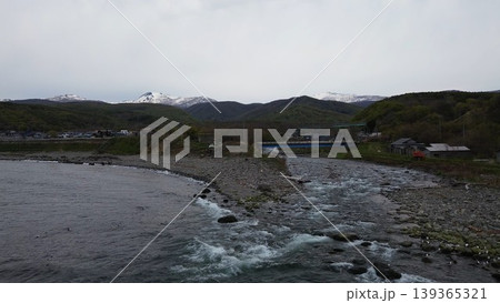 北海道石狩市浜益 幌川河口と日本海の海岸風景 ドローン空撮 139365321