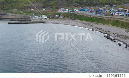 北海道石狩市浜益 幌川河口と日本海の海岸風景 ドローン空撮 139365323