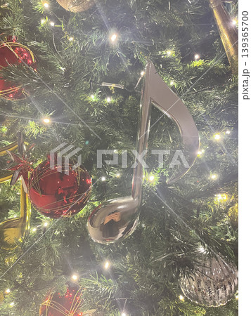 音楽を奏でる様なクリスマスツリー 139365700