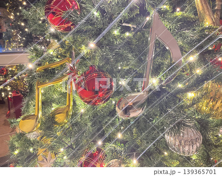 音楽を奏でる様なクリスマスツリー 音楽を奏でる様なクリスマスツリー 139365701