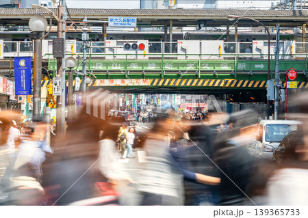 東京・混雑するJR新大久保駅 東京・混雑するJR新大久保駅 139365733