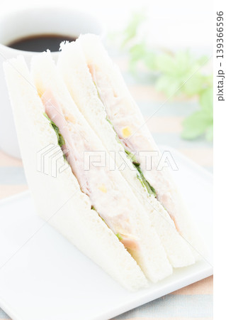 おいしいハムツナレタスサンドとコーヒーのモーニング 139366596