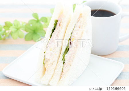 おいしいハムツナレタスサンドとコーヒーのモーニング おいしいハムツナレタスサンドとコーヒーのモーニング 139366603