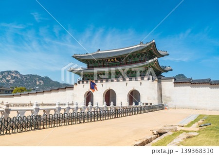 Seoul, South Korea - Apr. 12, 2026 : Tourists visiting Gwanghwamun Gate and Gyeongbokgung Palace, a famous landmark in Seoul, South Korea 139368310