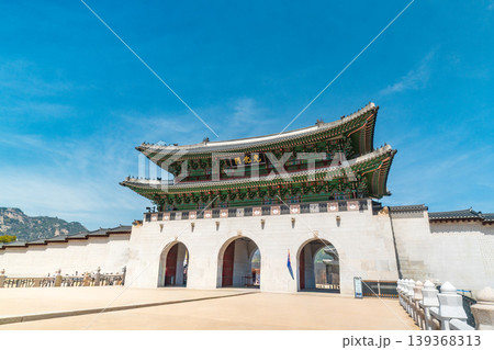 Seoul, South Korea - Apr. 12, 2026 : Tourists visiting Gwanghwamun Gate and Gyeongbokgung Palace, a famous landmark in Seoul, South Korea 139368313