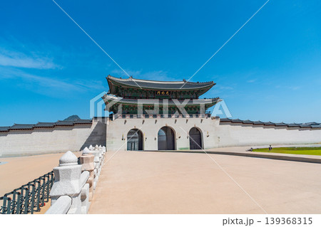 Seoul, South Korea - Apr. 12, 2026 : Tourists visiting Gwanghwamun Gate and Gyeongbokgung Palace, a famous landmark in Seoul, South Korea Seoul, South Korea - Apr. 12, 2026 : Tourists visiting Gwanghwamun Gate and Gyeongbokgung Palace, a famous landmark in Seoul, South Korea 139368315