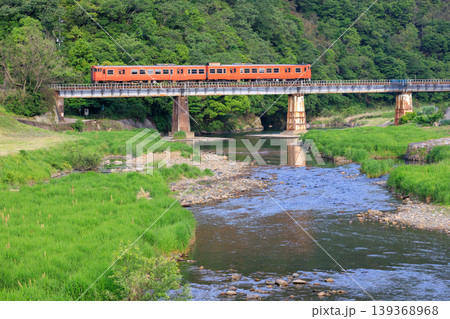五月晴れの宇甘川を渡る津山線のタラコ色の気動車 139368968