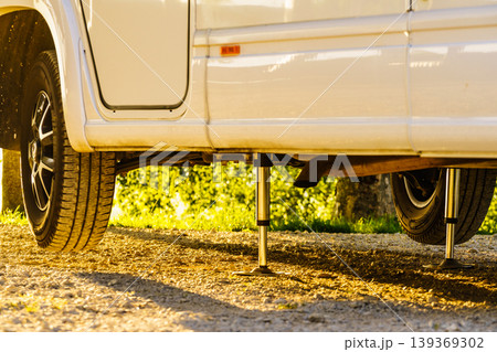 Camper with hydraulic leg in use. Rv levelling system 139369302