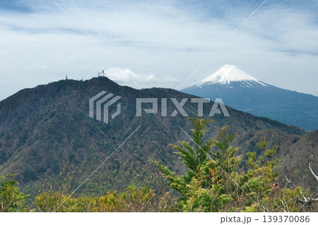三ッ峠山山頂の電波塔群と冠雪した富士山の共演。本社ヶ丸から望む御坂山地の絶景。 139370086