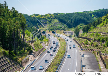 春の高速道路《新名神高速・菰野IC～鈴鹿PAスマートIC・四日市トンネル北側》 139370202