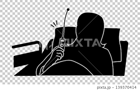入院中にナースコールボタンを押す患者のシルエット 入院中にナースコールボタンを押す患者のシルエット 139370414