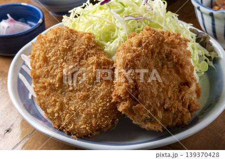 揚げたてコロッケ。家庭料理で人気のあるポテトコロッケ。 139370428