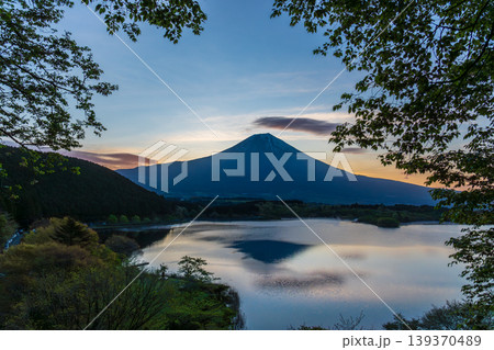 夜明けの田貫湖に映る富士山と空に浮かぶ雲 139370489