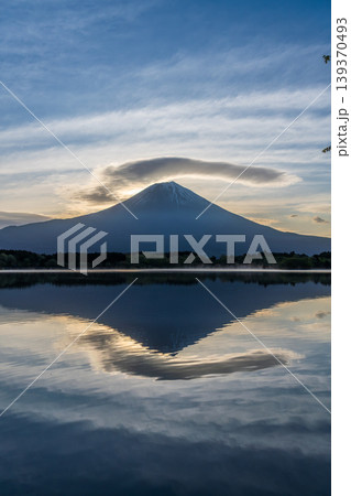 夜明けの田貫湖に映る富士山と空に浮かぶ雲 139370493