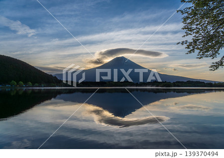 夜明けの田貫湖に映る富士山と空に浮かぶ雲 139370494