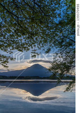 夜明けの田貫湖に映る富士山と空に浮かぶ雲 139370498
