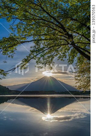 春の田貫湖に映るダイヤモンド富士山 春の田貫湖に映るダイヤモンド富士山 139370563