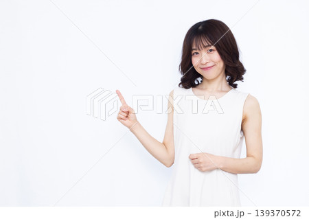人差し指を立てる女性 人差し指を立てる女性 139370572