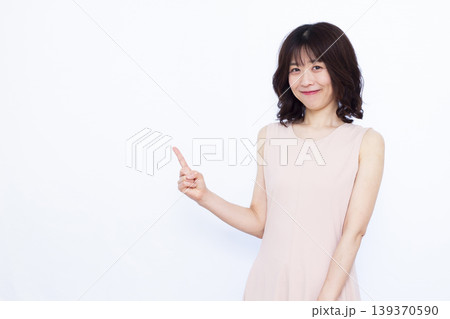 人差し指を立てる女性 人差し指を立てる女性 139370590