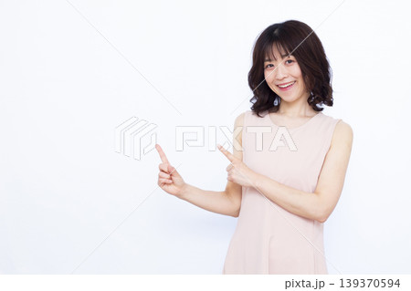 人差し指を立てる女性 人差し指を立てる女性 139370594
