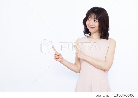 人差し指を立てる女性 人差し指を立てる女性 139370606