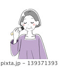 化粧をするシニア女性 139371393
