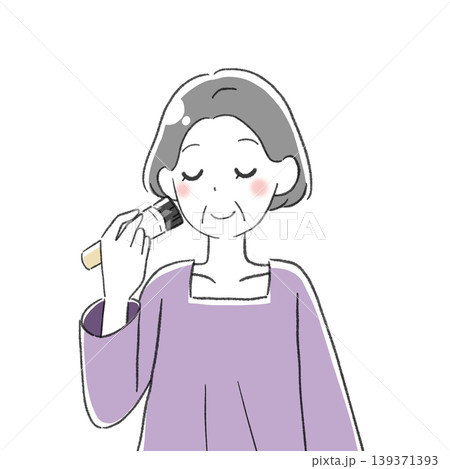 化粧をするシニア女性 化粧をするシニア女性 139371393