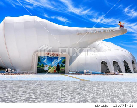 大阪・関西万博 パソナ館「PASONA NATUREVERSE」外観と青空 大阪・関西万博 パソナ館「PASONA NATUREVERSE」外観と青空 139371413