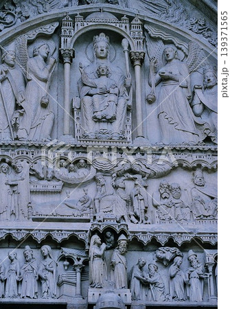 パリ ノートルダム大聖堂の正面の彫刻 パリ ノートルダム大聖堂の正面の彫刻 139371565