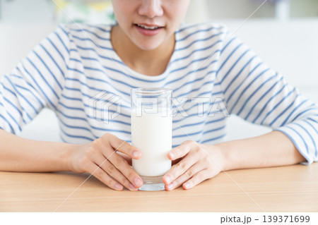 牛乳を飲む若い女性 牛乳を飲む若い女性 139371699