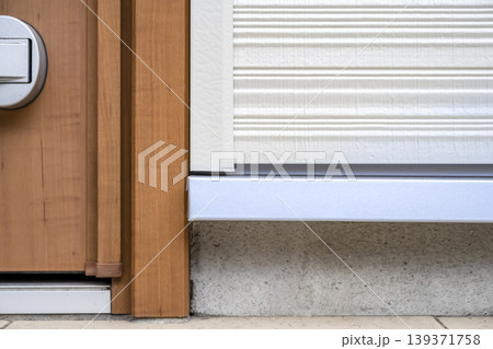 戸建て住宅の玄関ドアと新しい外壁サイディング 139371758