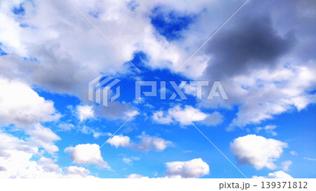 青空に広がる白い雲と光のグラデーション背景 青空に広がる白い雲と光のグラデーション背景 139371812