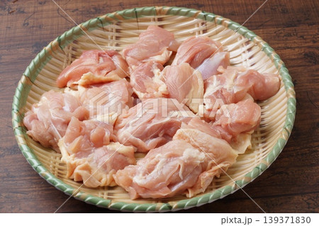 国産鶏モモ角切り食材 139371830