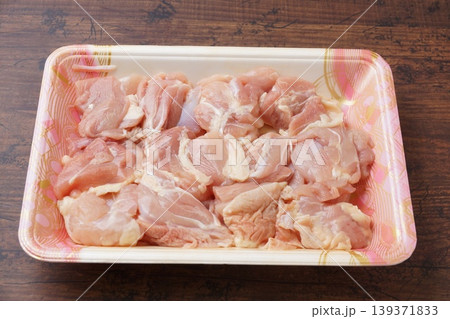 国産鶏モモ角切り食材 139371833