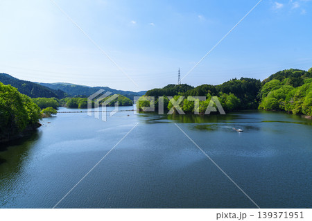なみなみと水を湛え美しい景観を取り戻した布目ダム　湖面が広がり新緑が映える布目湖② 139371951