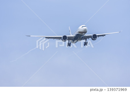 夕暮れの仙台空港　着陸中の飛行機とベイパー　宮城県名取市 139371969