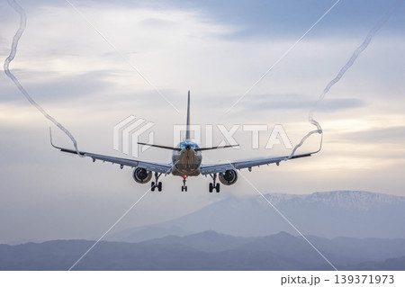 夕暮れの仙台空港 着陸中の飛行機とベイパー 宮城県名取市 夕暮れの仙台空港 着陸中の飛行機とベイパー 宮城県名取市 139371973
