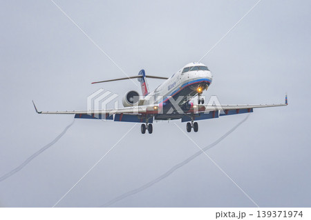 夕暮れの仙台空港　着陸中の飛行機とベイパー　宮城県名取市 139371974