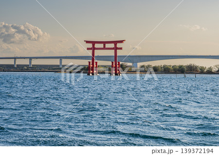 浜松市の日の入り前の弁天島の赤い鳥居の風景(静岡県) 浜松市の日の入り前の弁天島の赤い鳥居の風景(静岡県) 139372194