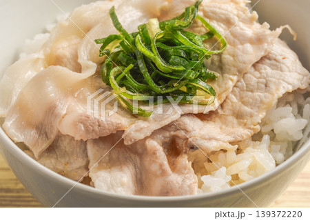 豚しゃぶしゃぶ丼 139372220
