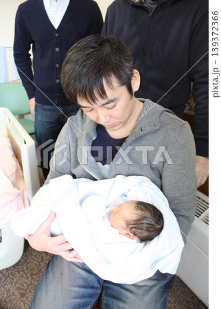 産婦人科個室で父親が生後2日目の赤ちゃんを抱いている 産婦人科個室で父親が生後2日目の赤ちゃんを抱いている 139372366
