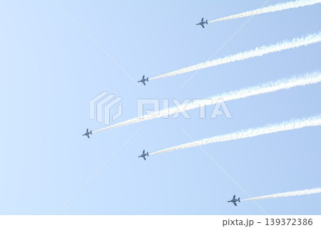 ブルーインパルス、飛行機雲のある風景 ブルーインパルス、飛行機雲のある風景 139372386